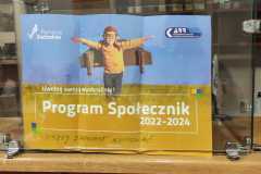 Plakat Programu Społecznik 2022 - 2024, nazwa projektu Uszyj zamiast kupować.