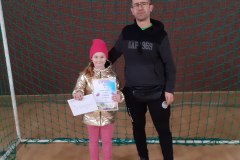 Zdjęcie Animatora Sportu z uczestniczką na tle bramki sportowej w Hali Sportowej w Bornem Sulinowie.