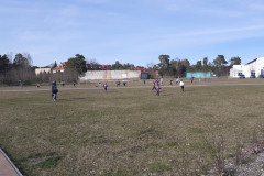 Impreza Pisankowo na sportowo - Dzięci biegną w wyścigu po wielkanocne pisanki rozłożone na terenie w około Kompleksu Boisk Orlik.